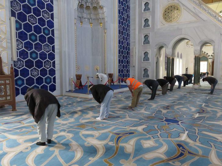 Normalleşme sürecinin ilk öğle namazı böyle kılındı G4