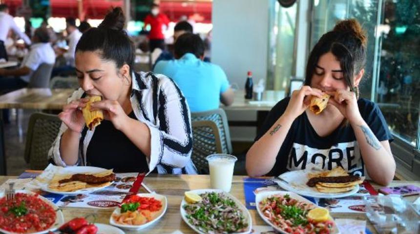 Restoranlar açıldı! Adanalılar kebapçılara akın etti