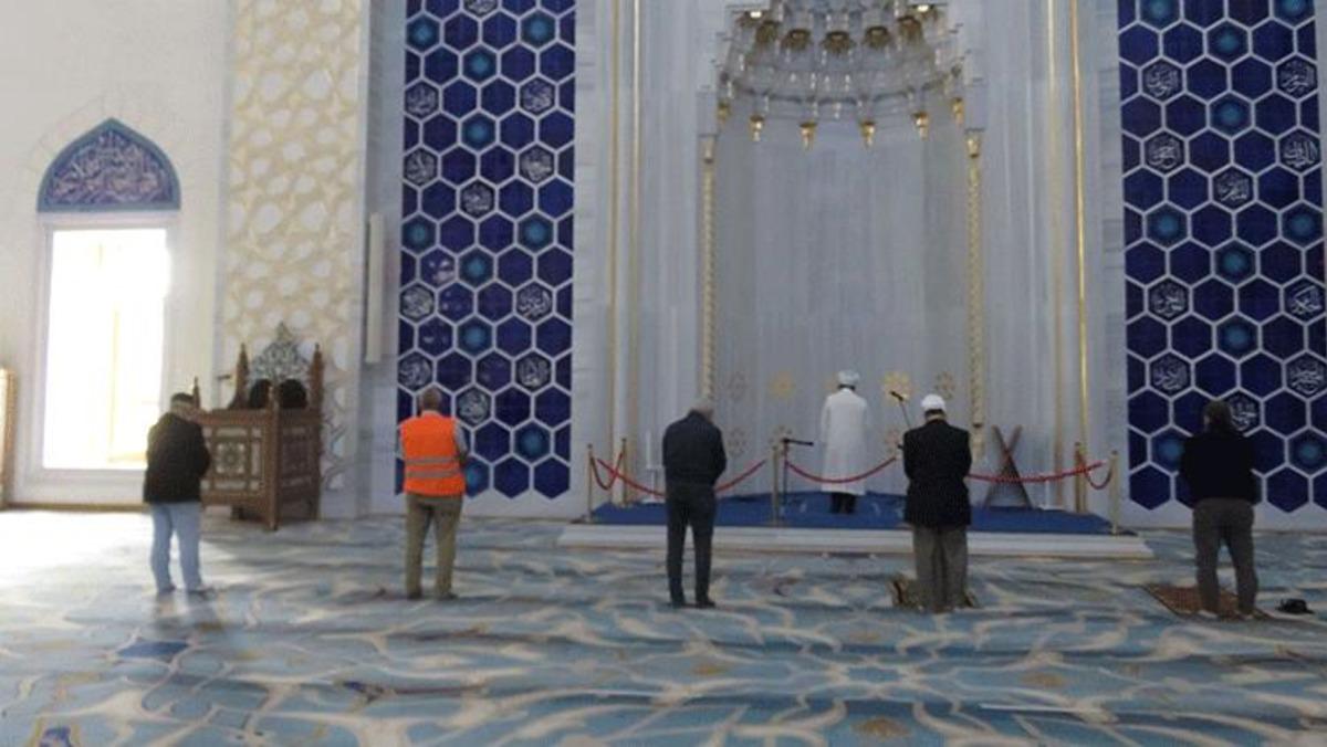 Normalleşme s&uuml;recinin ilk &ouml;ğle namazı b&ouml;yle kılındı