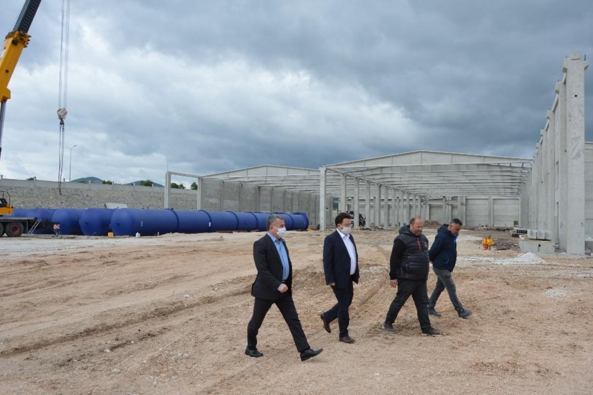 İnşaatı s&uuml;ren gaz beton fabrikasını gezdiler