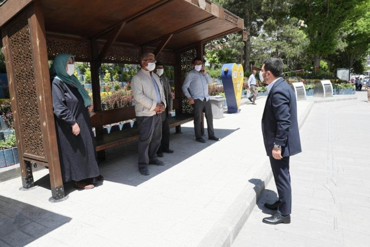 Arı&rsquo;dan vatandaşlara sosyal mesafe ve maske uyarısı