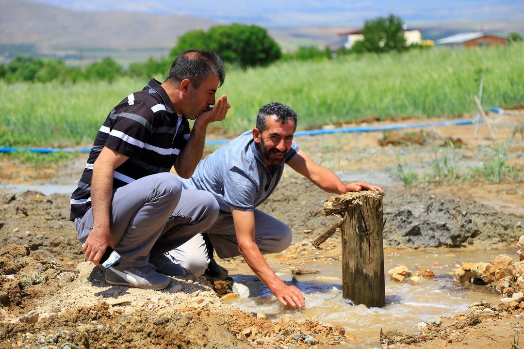 Şaşkına &ccedil;eviren olay! Bah&ccedil;esine sondaj vurdurdu maden suyu &ccedil;ıktı