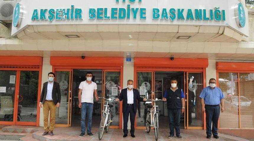 Bayramda kazandıkları bisikletlerini teslim aldılar