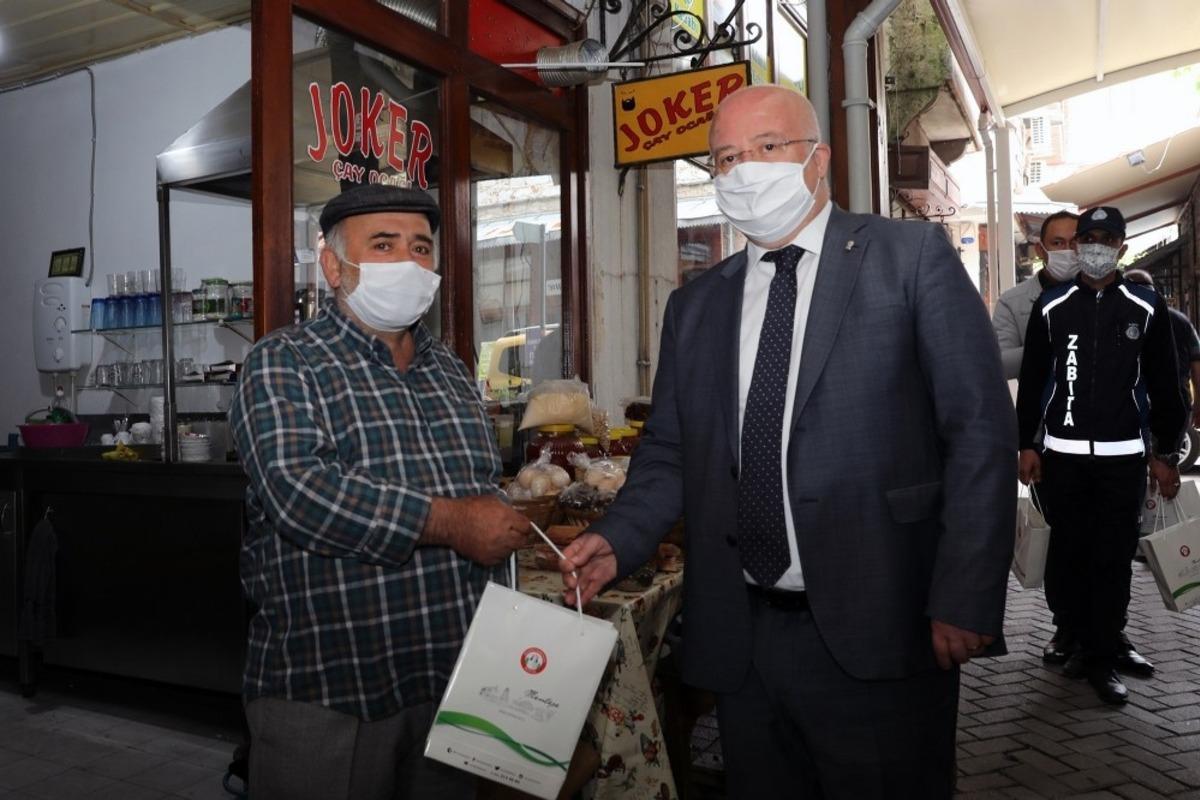 Başkan G&uuml;m&uuml;ş, işyerlerini a&ccedil;an esnafı ziyaret etti