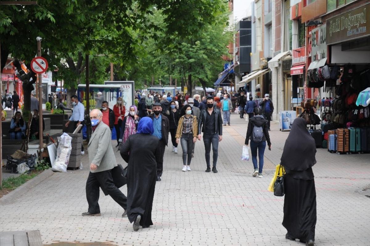 Yeni normalin ilk g&uuml;n&uuml;nde Eskişehir sokakları daha da dolmaya başladı