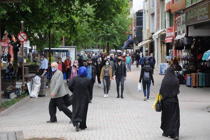 Yeni normalin ilk gününde Eskişehir sokakları daha da dolmaya başladı G1