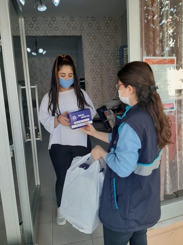 Büyükşehir Koçarlı’da maske, eldiven ve dezenfektan dağıtıyor G3