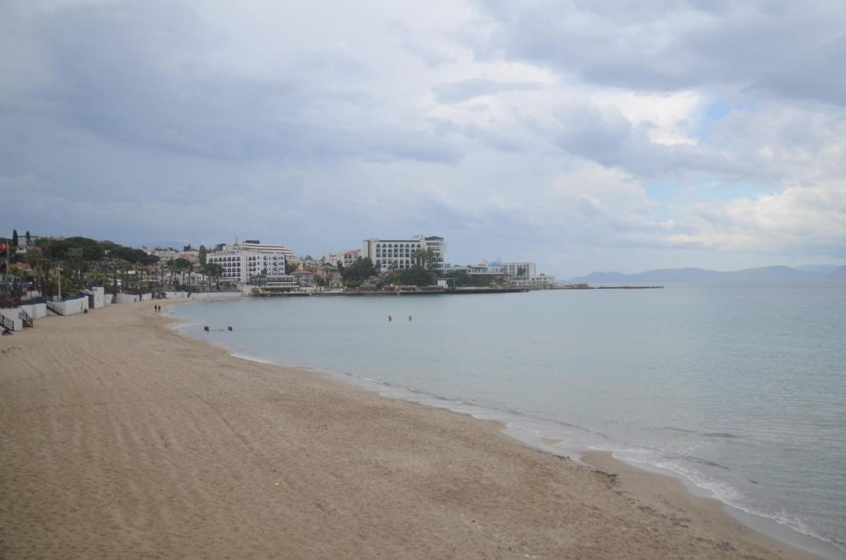 Kuşadası&rsquo;nda plaj ve işletmeler yağmur nedeniyle boş kaldı