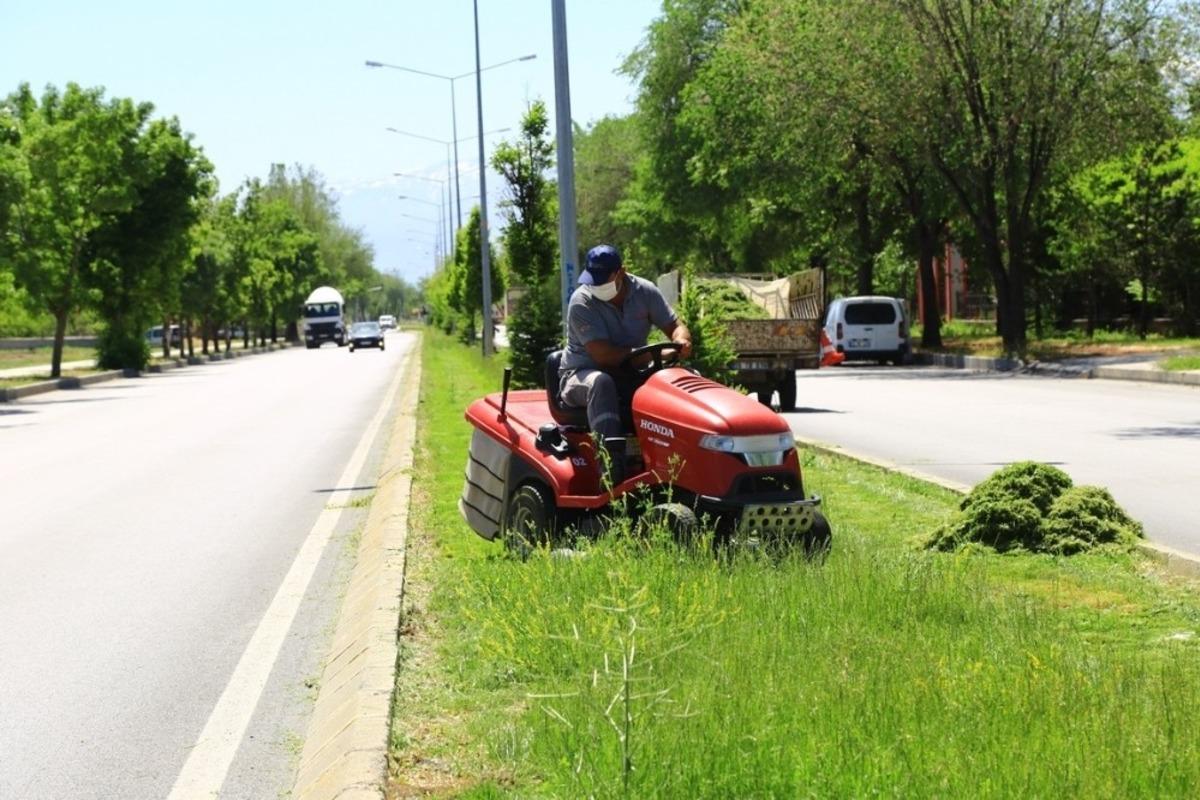 Belediye ekipleri şehir genelinde &ccedil;alışmalarını hummalı bir şekilde s&uuml;rd&uuml;r&uuml;yor