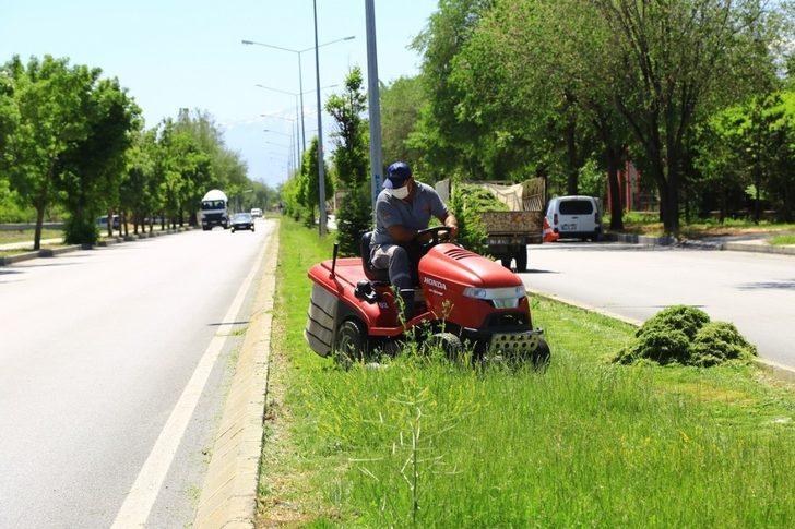 Belediye ekipleri şehir genelinde çalışmalarını hummalı bir şekilde sürdürüyor G1