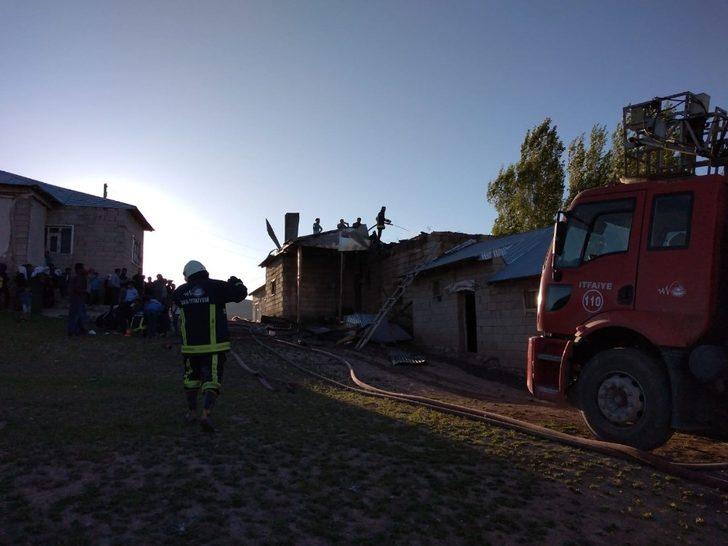 Özalp ilçesinde yangın: 2 yaralı G2