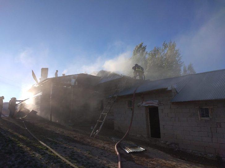 Özalp ilçesinde yangın: 2 yaralı G3