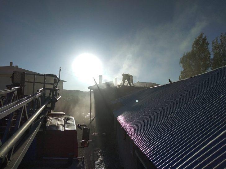 Özalp ilçesinde yangın: 2 yaralı G4