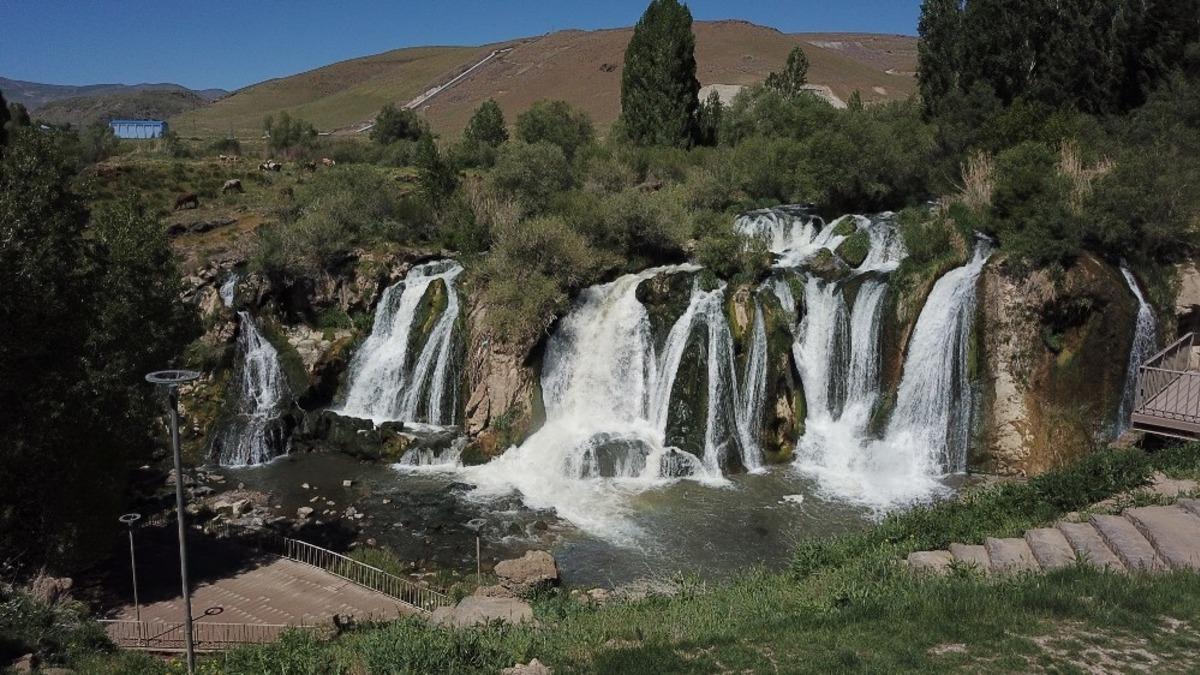 Muradiye Şelalesi ziyaret&ccedil;ilerini bekliyor