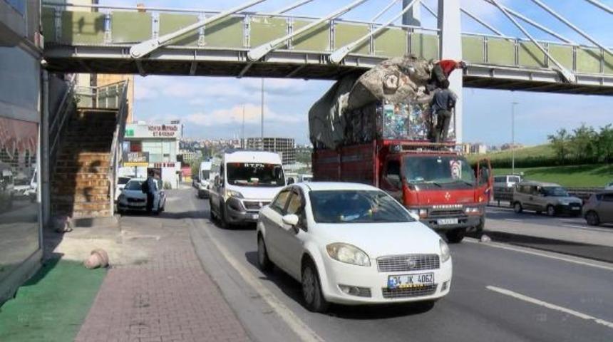 Küçükçekmece'de plastik şişe yüklü kamyonet alt geçide sıkıştı