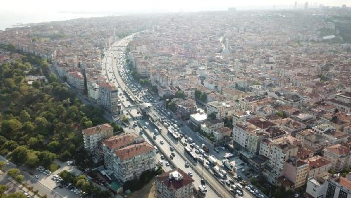 İstanbul trafiği eskiye d&ouml;nd&uuml;! Yoğunluk yaşanıyor