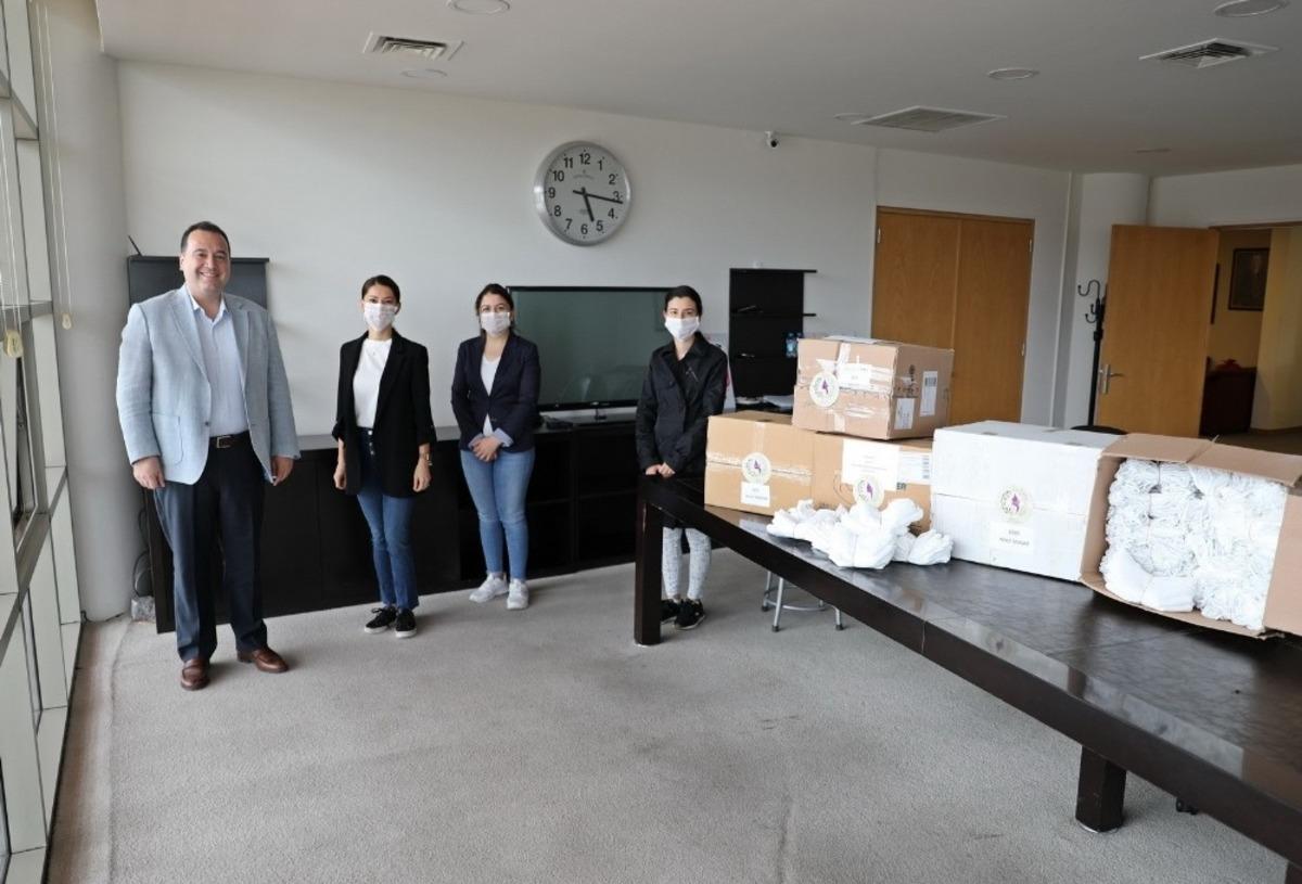 Akhisar&rsquo;da kadınlar g&ouml;n&uuml;ll&uuml; olarak 4 bin maske &uuml;retti