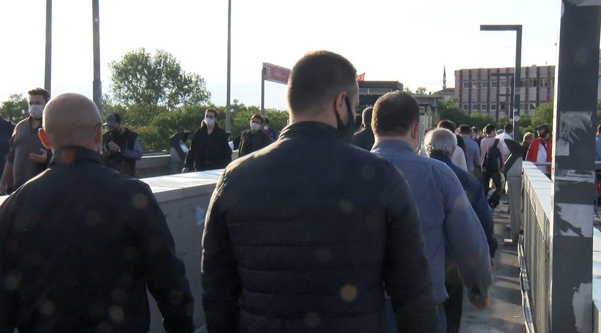 'Yeni normal'in ilk g&uuml;n&uuml;nde metrob&uuml;s ve tramvay duraklarında tedirgin eden g&ouml;r&uuml;nt&uuml;