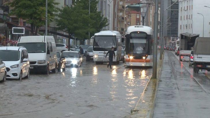 Eskişehir’de yağmur hayatı felç etti G2