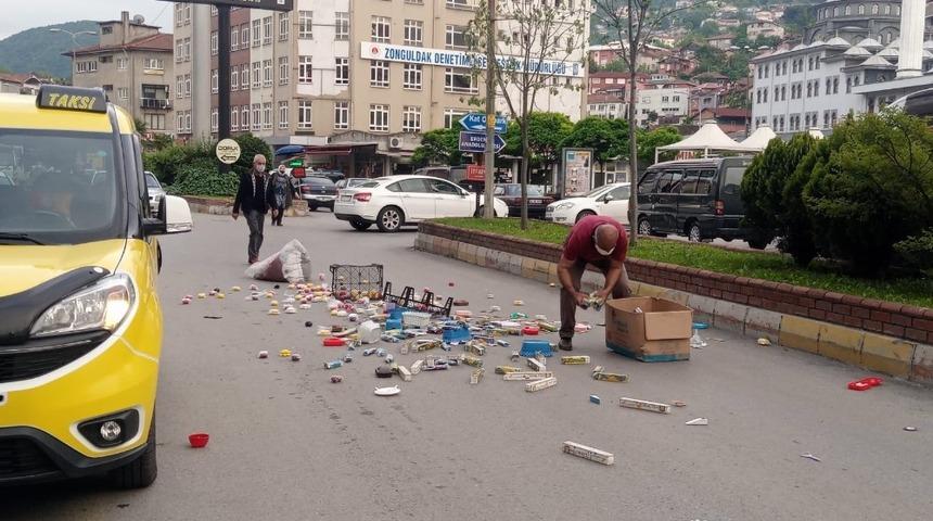 Malları dökülen esnafın imdadına vatandaşlar koştu