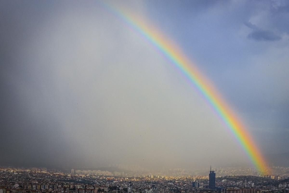 Başkent&rsquo;te g&ouml;kkuşağı g&ouml;rsel bir ş&ouml;len oluşturdu