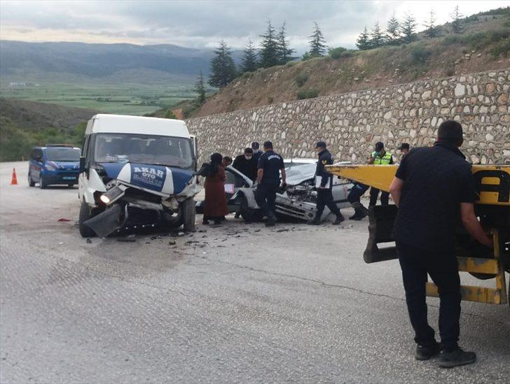 Afyonkarahisar'da minibüsle otomobil çarpıştı: 2 ölü, 8 yaralı