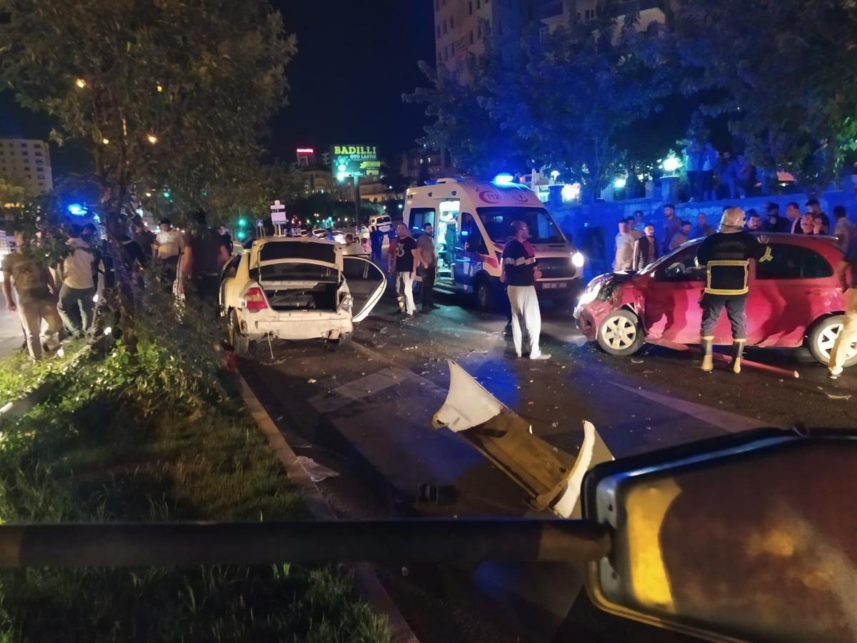 Şanlıurfa'da feci kaza! Otoyol savaş alanına d&ouml;nd&uuml;