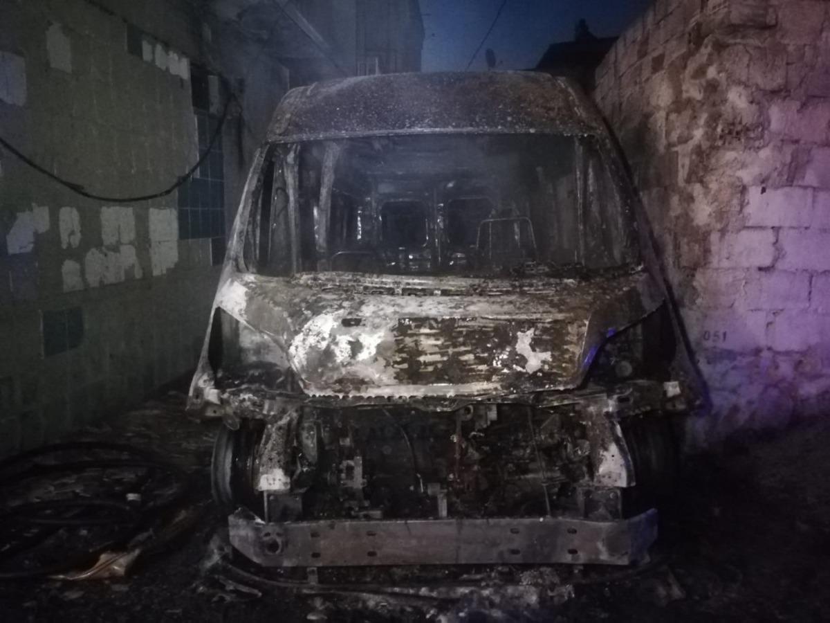 Kundaklandığı &ouml;ne s&uuml;r&uuml;len servis minib&uuml;s&uuml; yanarak k&uuml;le d&ouml;nd&uuml;
