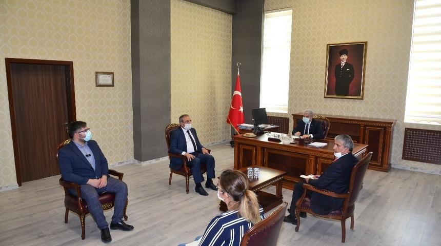 Vali Akın, Mucur il&ccedil;esinde covid-19 salgın s&uuml;reci &ccedil;alışmalarını inceledi