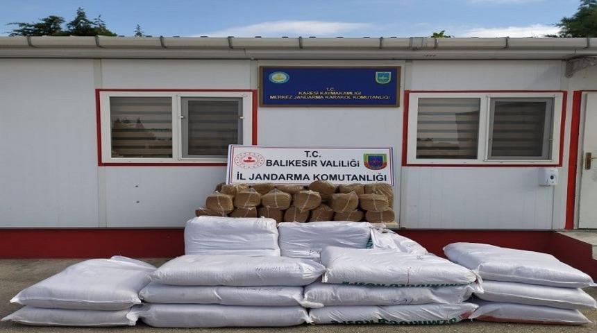 Balıkesir&rsquo;de jandarma 750 kilo ka&ccedil;ak t&uuml;t&uuml;n yakaladı