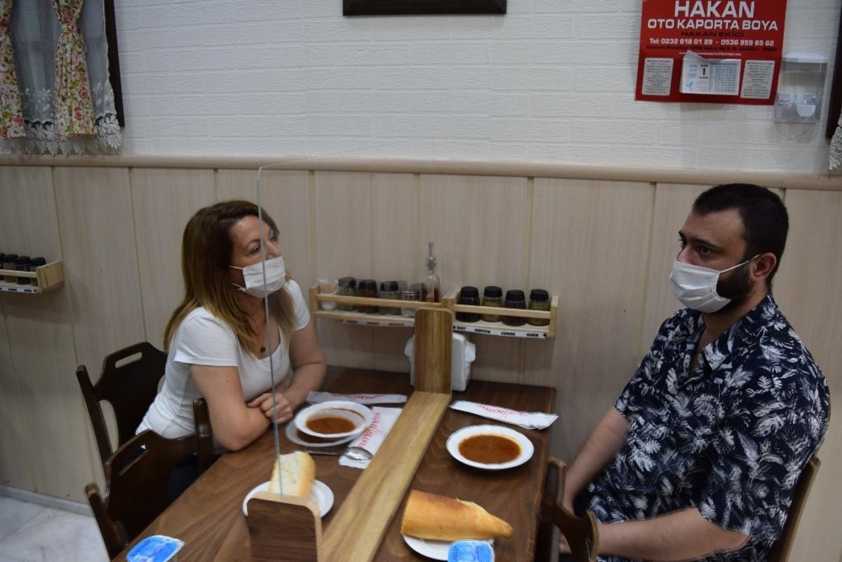 İzmir&rsquo;deki lokantada ilgin&ccedil; koronavir&uuml;s &ouml;nlemi