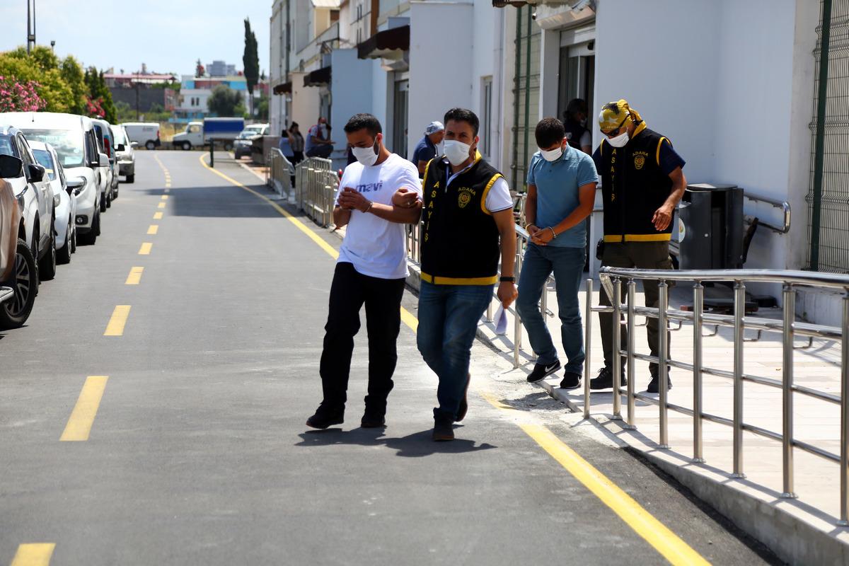 &Ccedil;aldıkları altınlarla alem yaparken yakalandılar