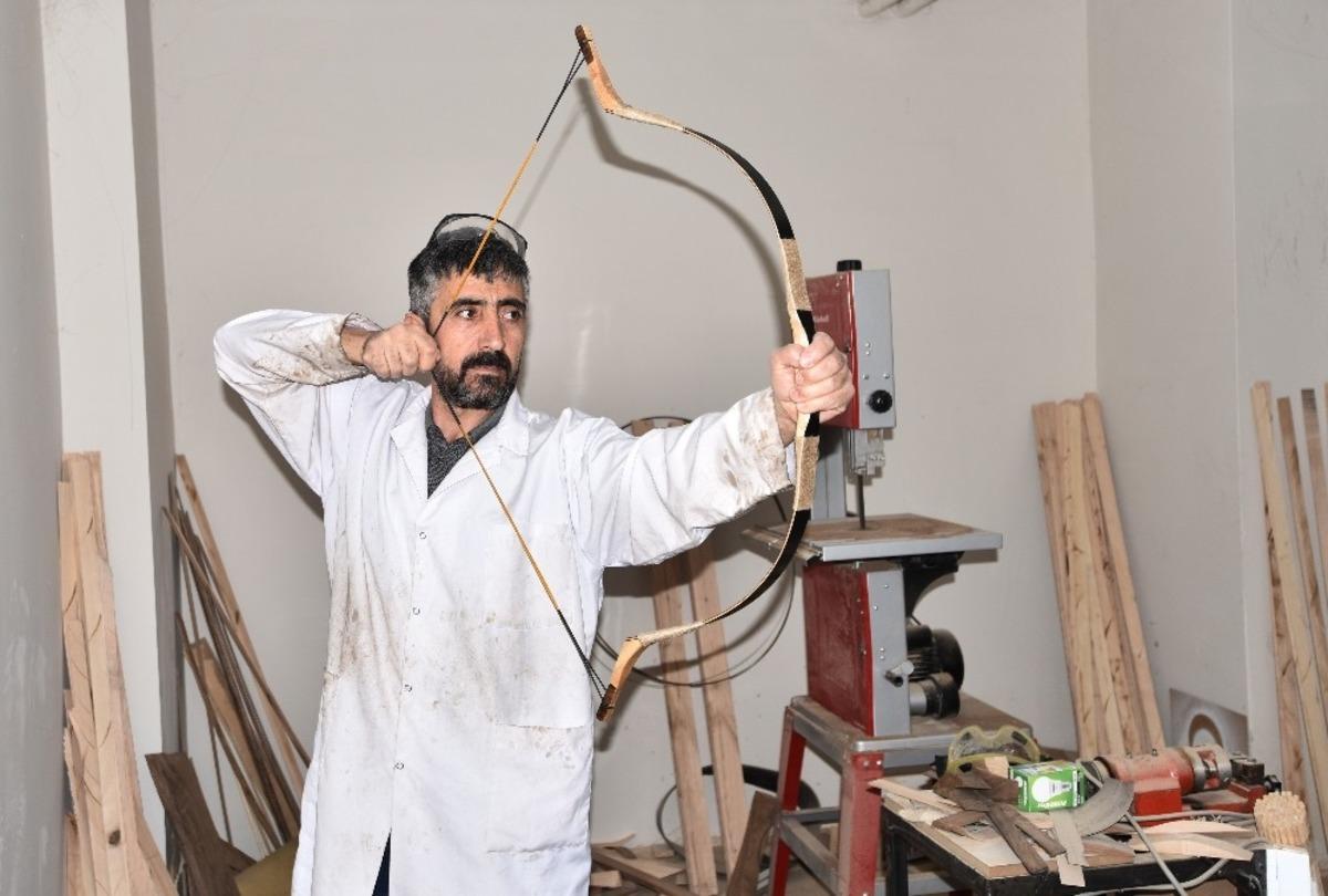 Kendi imkanlarıyla kurduğu at&ouml;lyede ok ve yay &uuml;retiyor