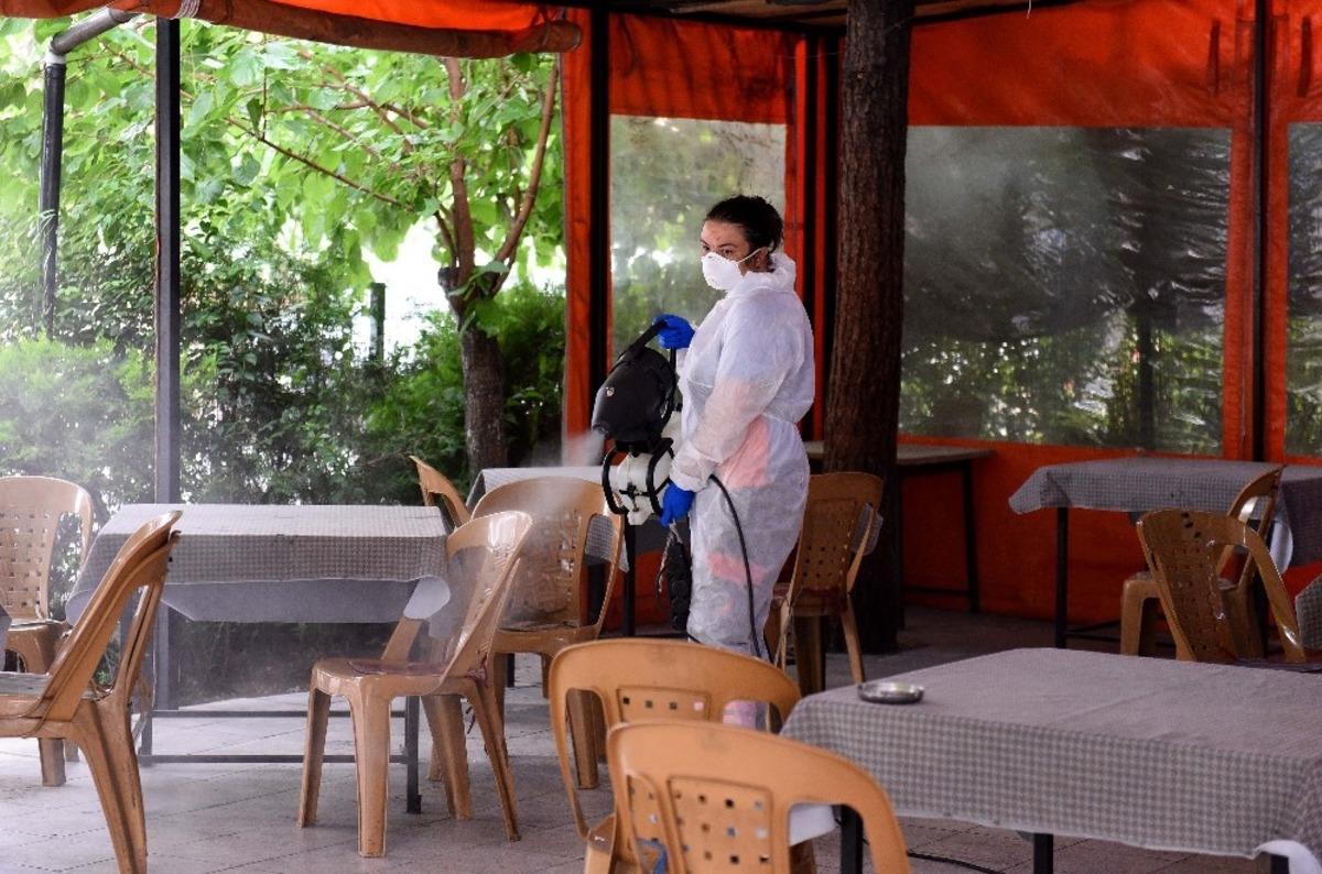 Yeniden a&ccedil;ılan işyerleri dezenfekte ediliyor