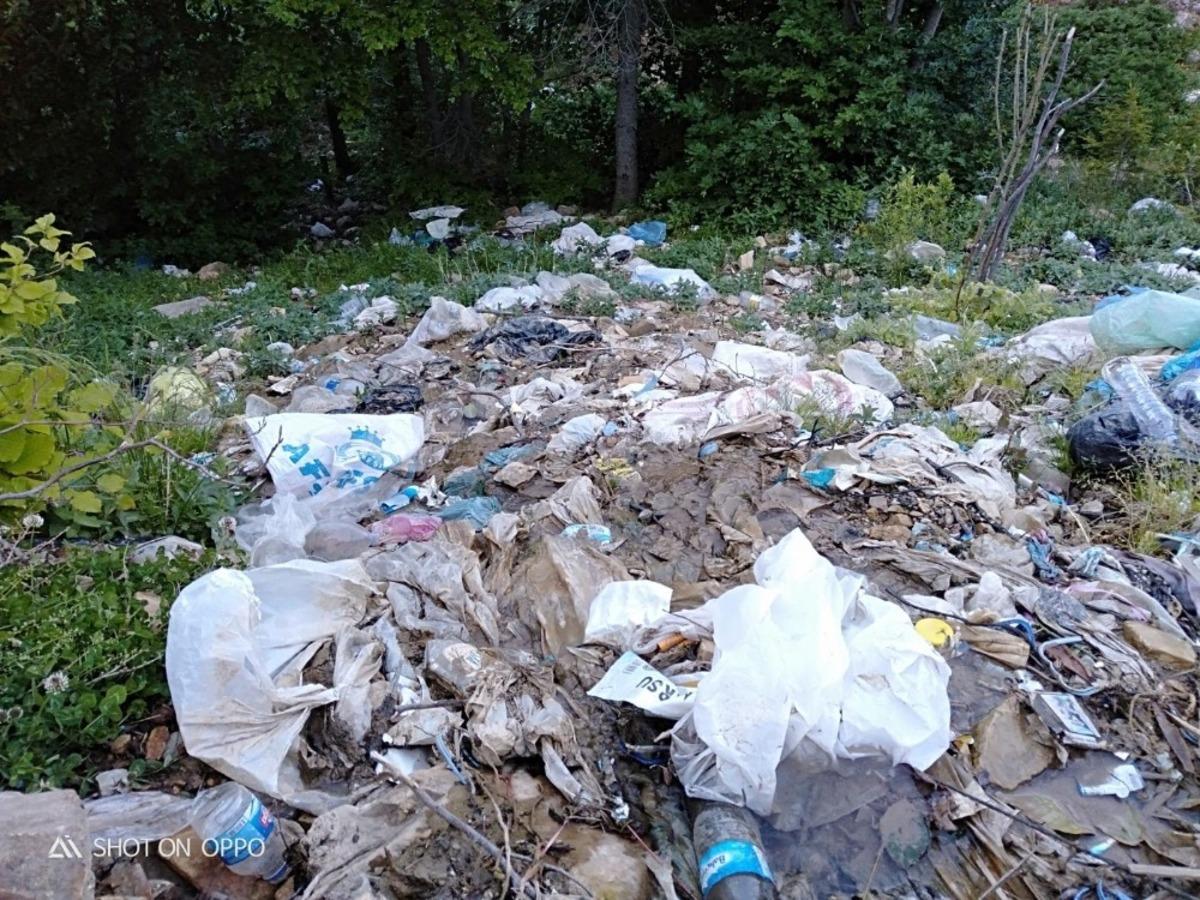 Yayladaki &ccedil;eşme &ccedil;&ouml;pl&uuml;kten ge&ccedil;ilmiyor