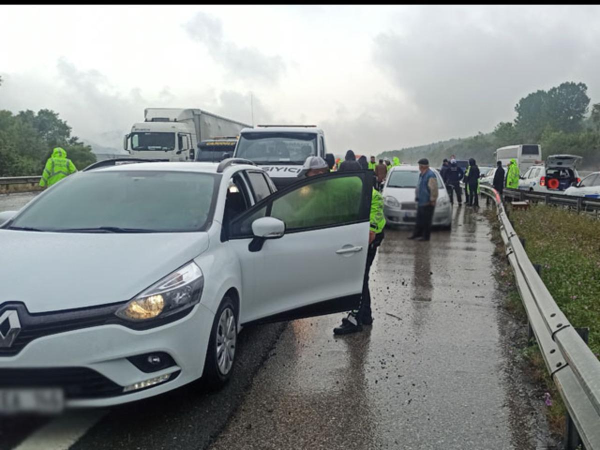 TEM'de 2 ayrı zincirleme kaza: 25 ara&ccedil; hasar g&ouml;rd&uuml;