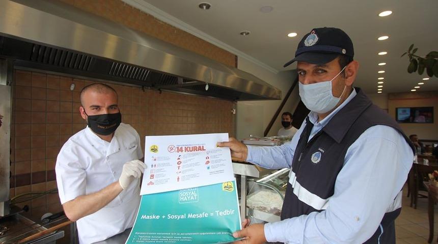 Bayburt&rsquo;ta normalleşme s&uuml;reciyle yeniden a&ccedil;ılan işyerlerine uyarıcı afişler dağıtıldı