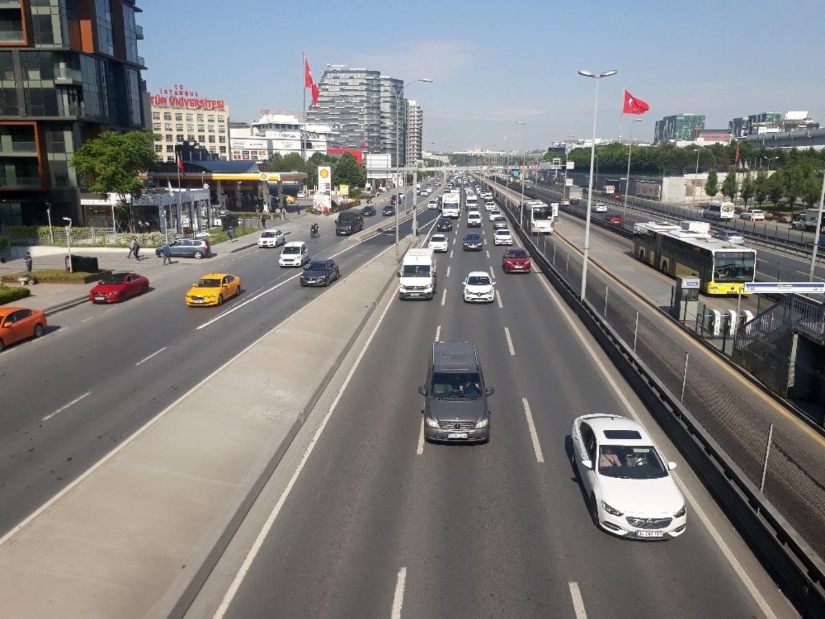 Normalleşme s&uuml;recinin ikinci g&uuml;n&uuml;nde trafik yoğunluğu