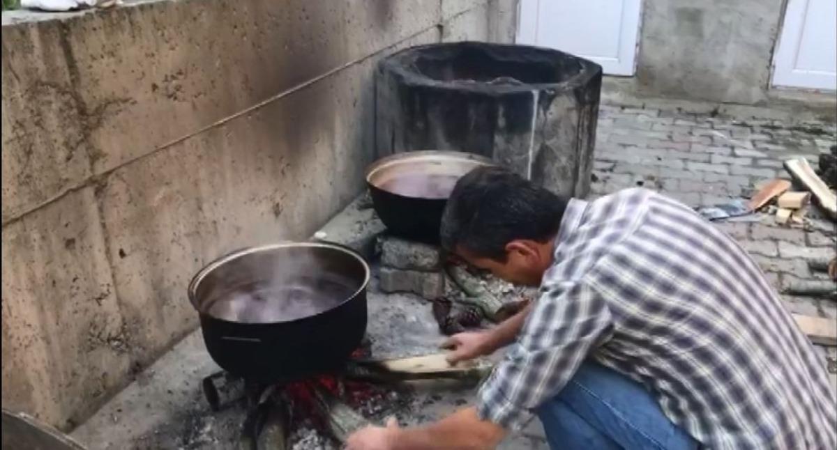 Korona vir&uuml;sten korunmak i&ccedil;in kavanozlar dolusu pekmez yapıp komşularına dağıttı