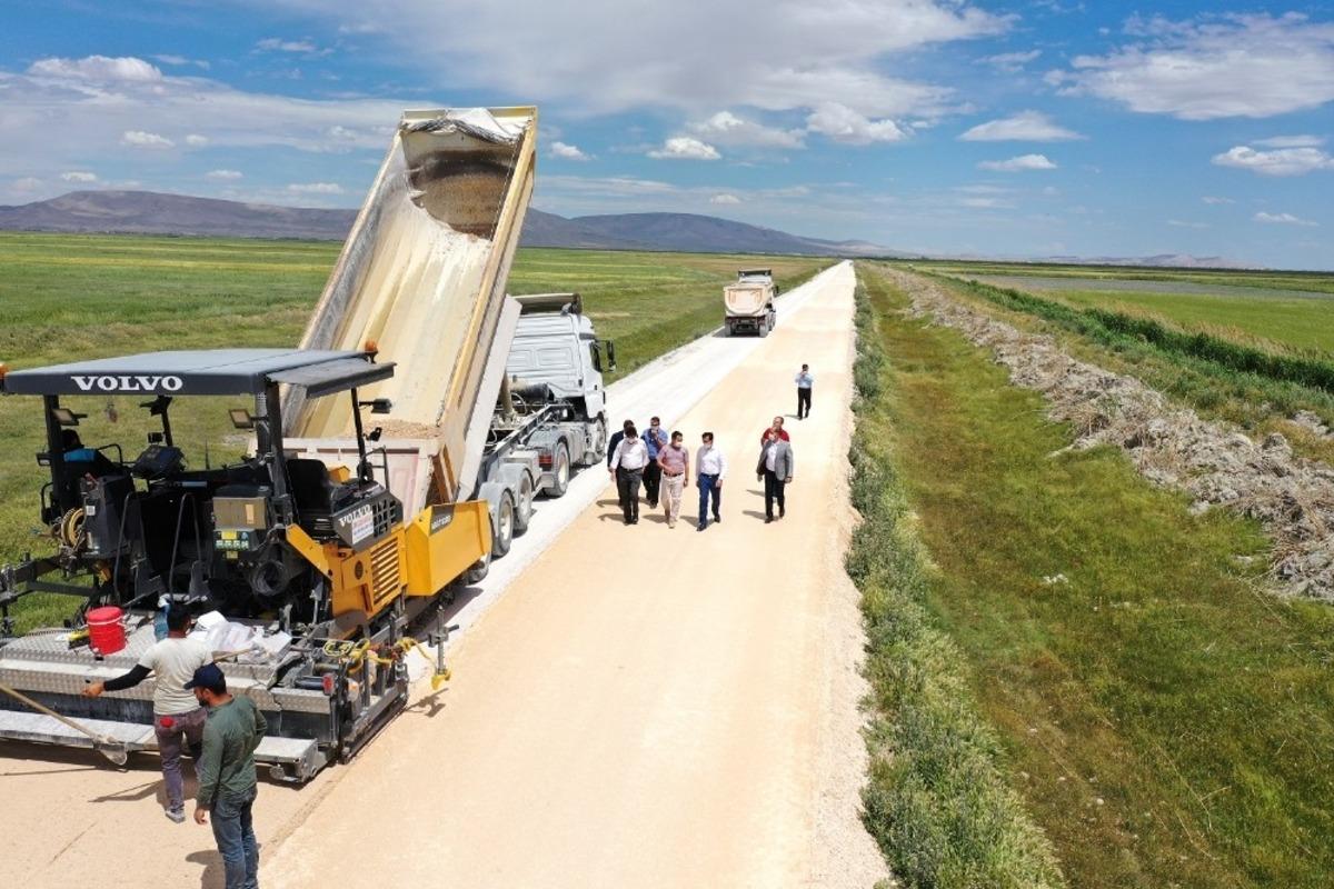Karatay&rsquo;da yol ve asfalt seferberliği s&uuml;r&uuml;yor