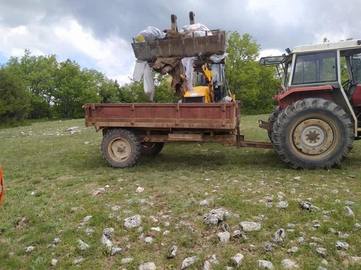 Doğaya gelişi g&uuml;zel atılan evsel atıklar toplanıyor