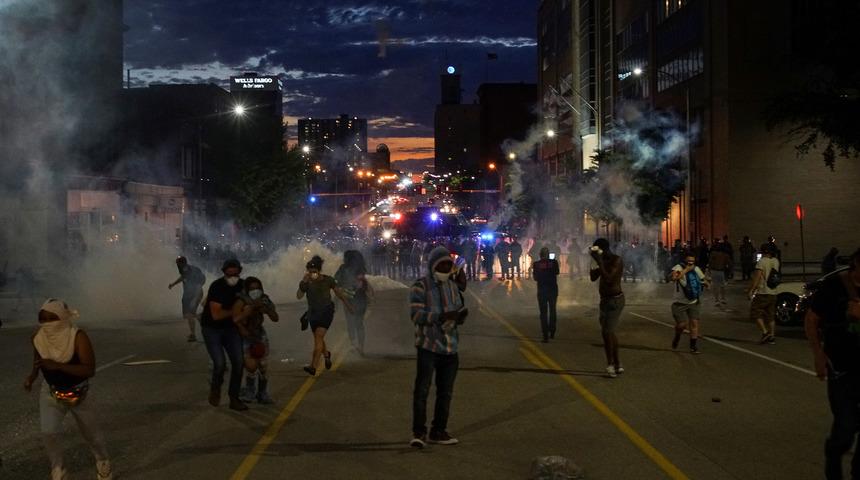Trump'ın ordu tehdidi şiddeti tırmandırdı: 5 polis vuruldu