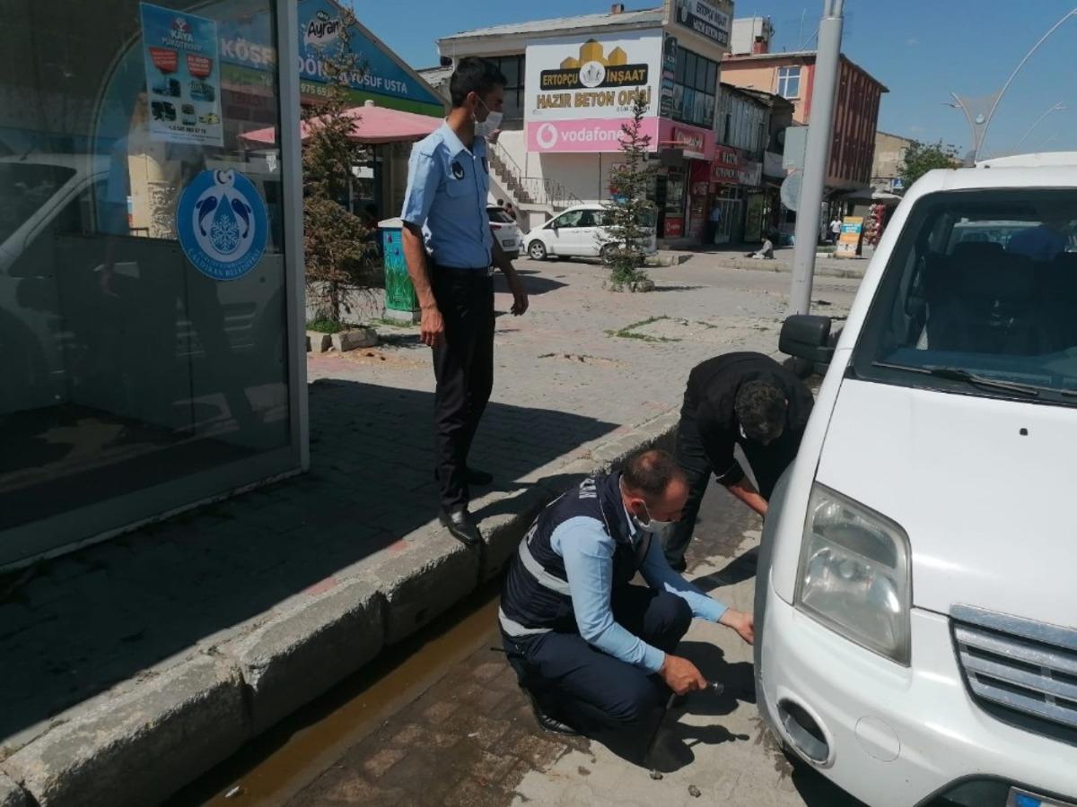 &Ccedil;aldıran Belediyesi g&ouml;revlileri yolda kalan aracın lastiğini değiştirdi