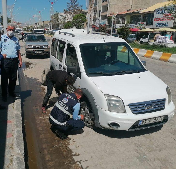 Çaldıran Belediyesi görevlileri yolda kalan aracın lastiğini değiştirdi G2