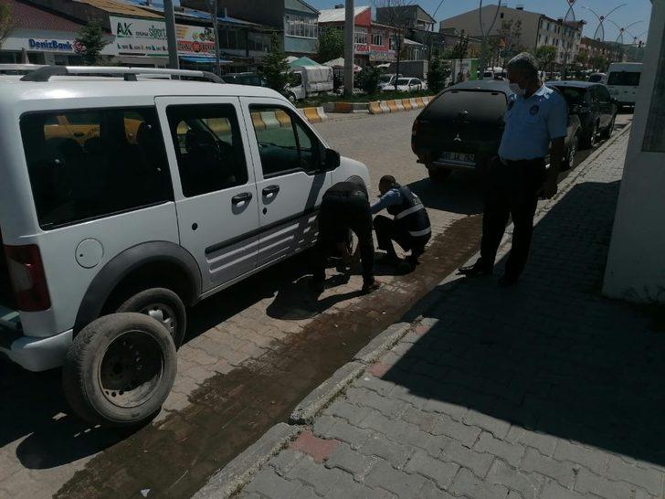 Çaldıran Belediyesi görevlileri yolda kalan aracın lastiğini değiştirdi G3