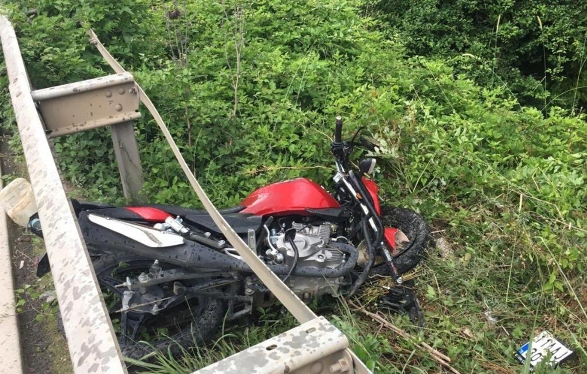 Yoldan &ccedil;ıkan motosiklet s&uuml;r&uuml;c&uuml;s&uuml; yaralandı