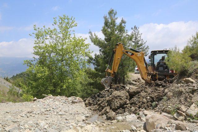 Erdemli’de bozulan yollar yenileniyor