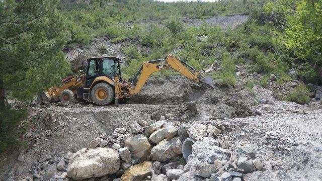 Erdemli’de bozulan yollar yenileniyor