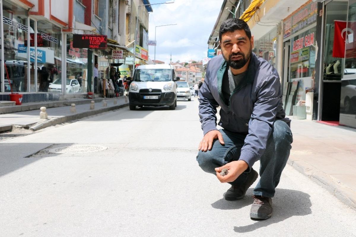 Yavru ser&ccedil;e kuşuna şefkat eli