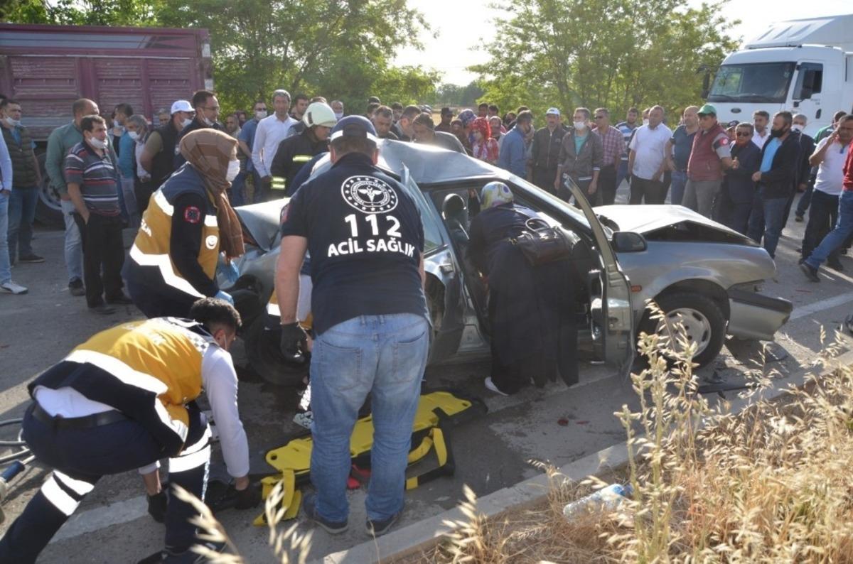 K&ouml;peği ezmek istemeyen s&uuml;r&uuml;c&uuml; iki araca &ccedil;arptı: 4 yaralı
